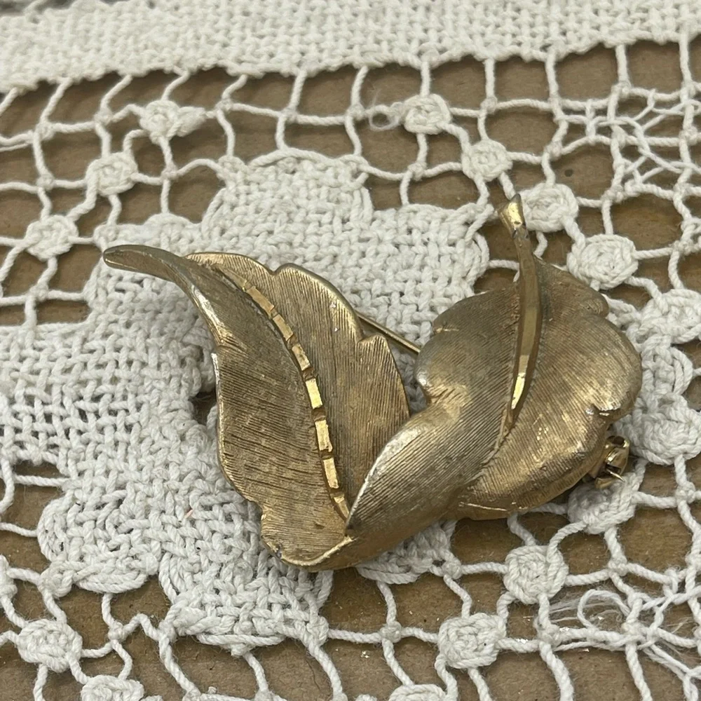 Elegant Gold‎ Leaf Brooch